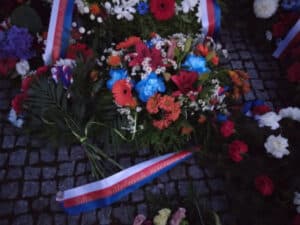 Kytice u Památníku národního osvobození